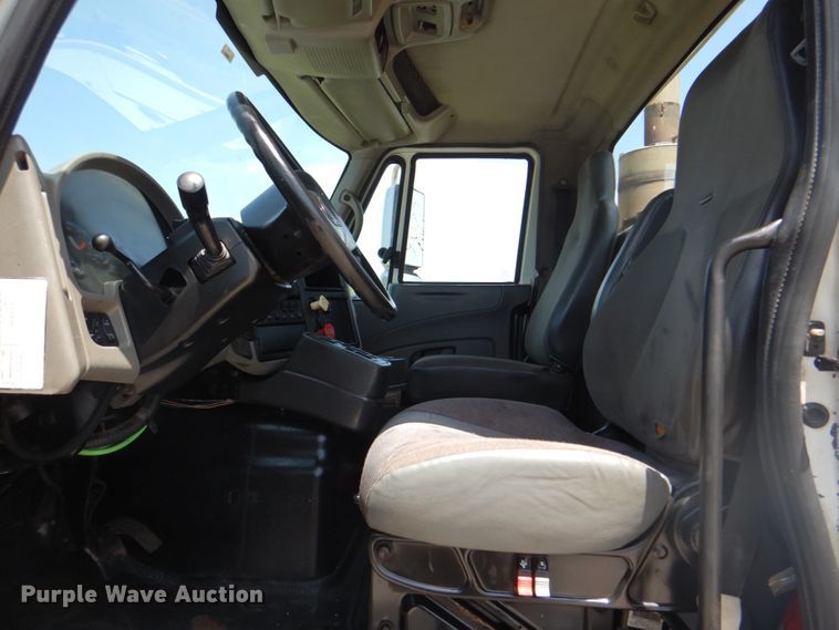 image for item DM3927 2011 International 8600  semi truck