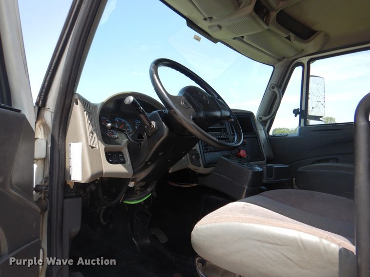 image for item DM3927 2011 International 8600  semi truck