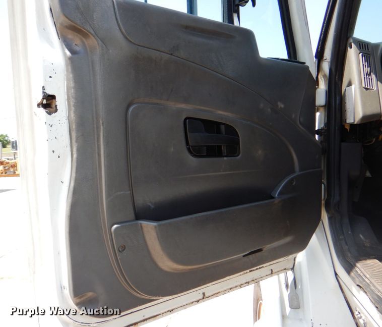 image for item DM3927 2011 International 8600  semi truck