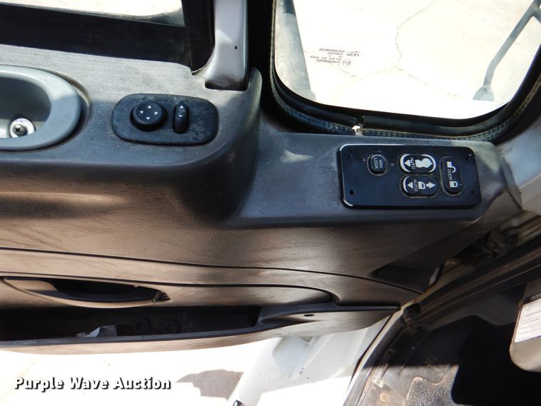 image for item DM3927 2011 International 8600  semi truck