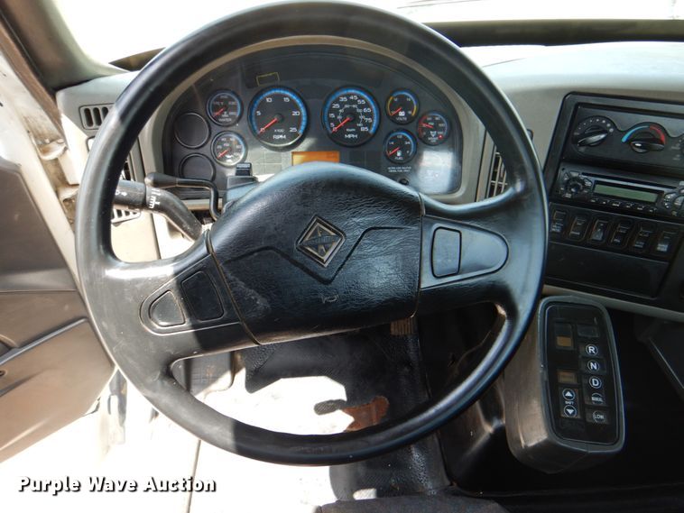 image for item DM3927 2011 International 8600  semi truck