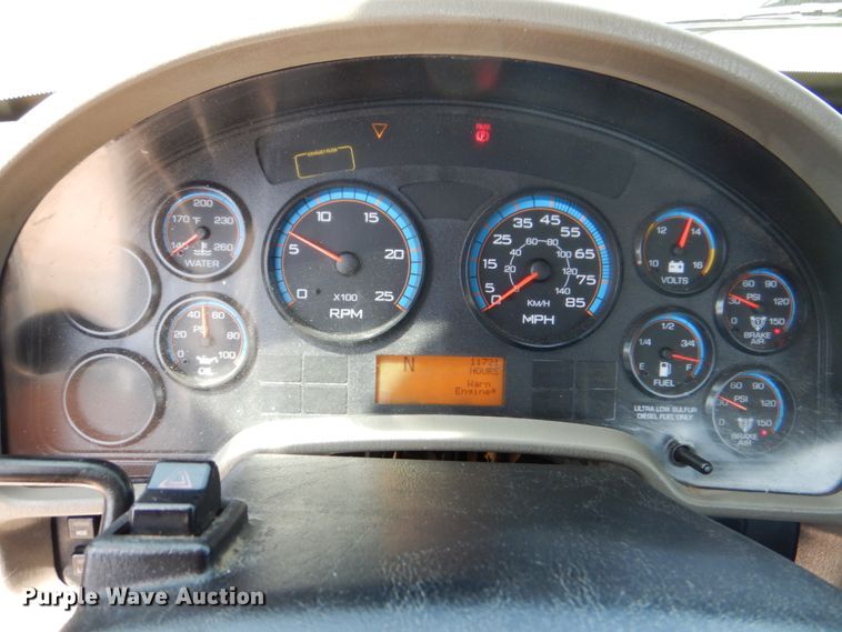 image for item DM3927 2011 International 8600  semi truck