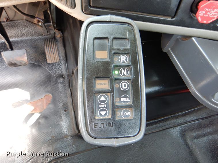 image for item DM3927 2011 International 8600  semi truck