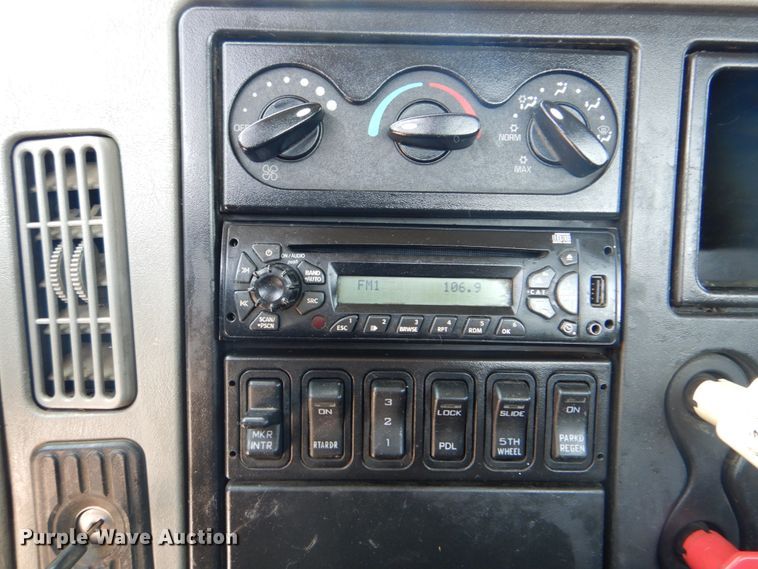 image for item DM3927 2011 International 8600  semi truck