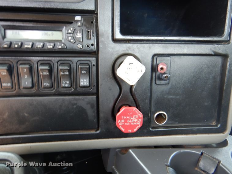 image for item DM3927 2011 International 8600  semi truck