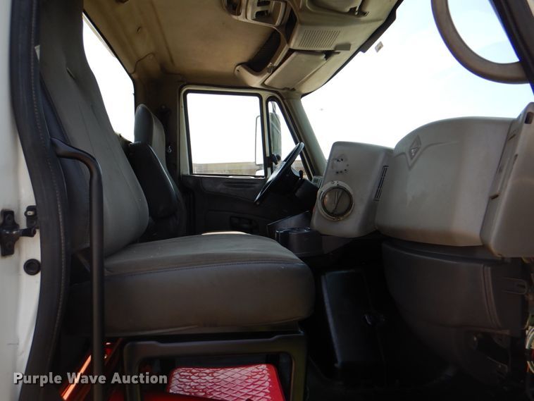 image for item DM3927 2011 International 8600  semi truck