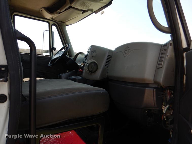 image for item DM3927 2011 International 8600  semi truck