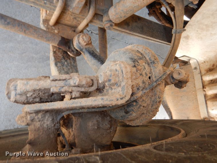 image for item DM3927 2011 International 8600  semi truck