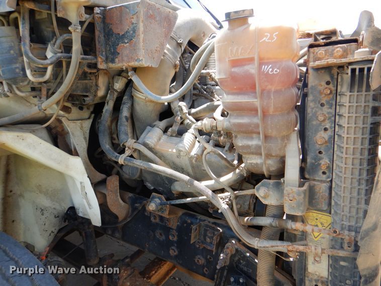 image for item DM3927 2011 International 8600  semi truck