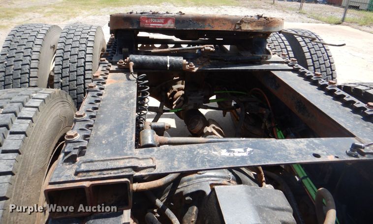 image for item DM3927 2011 International 8600  semi truck