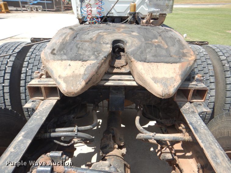 image for item DM3927 2011 International 8600  semi truck