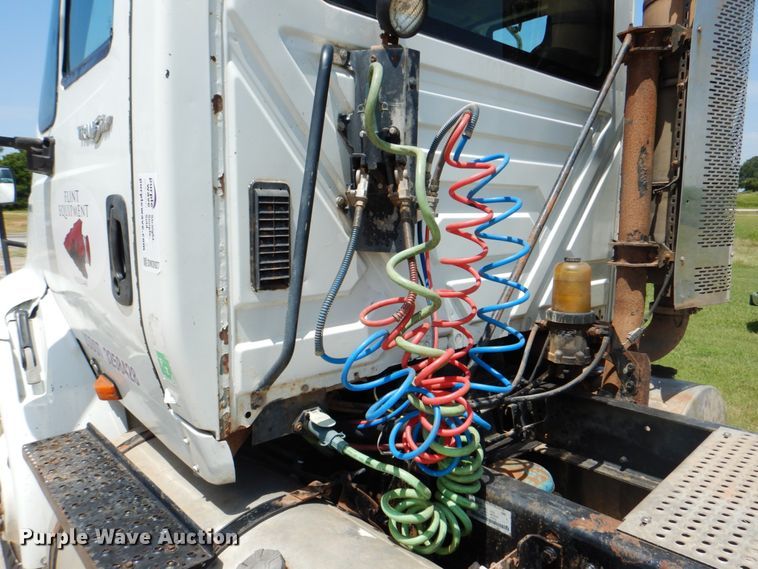 image for item DM3927 2011 International 8600  semi truck