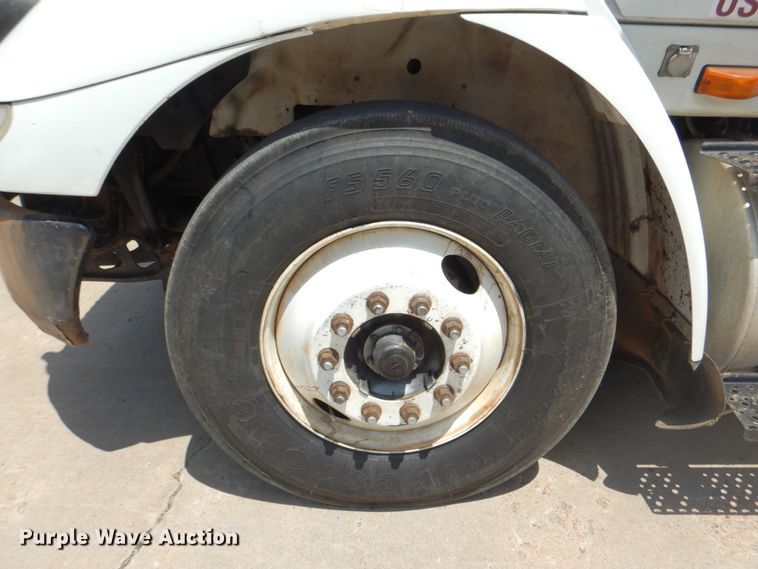 image for item DM3927 2011 International 8600  semi truck