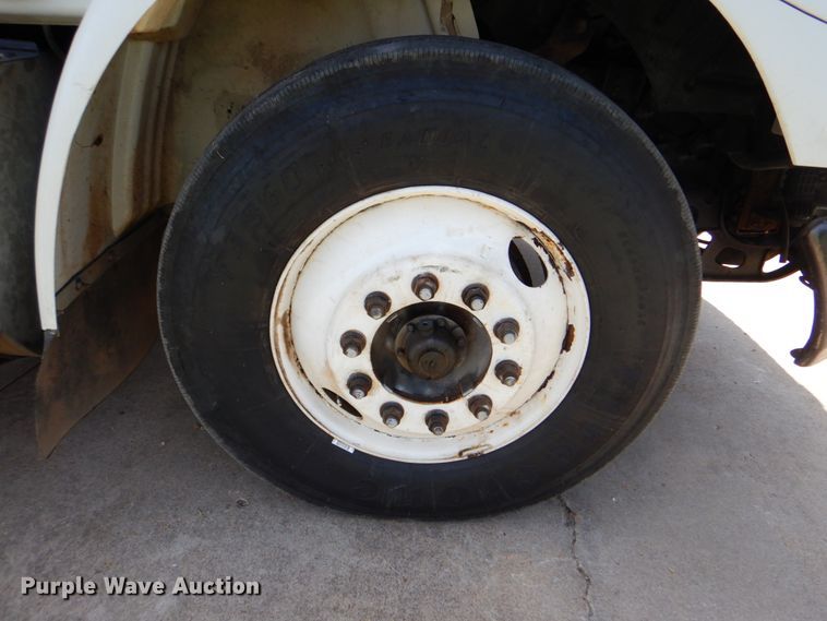 image for item DM3927 2011 International 8600  semi truck