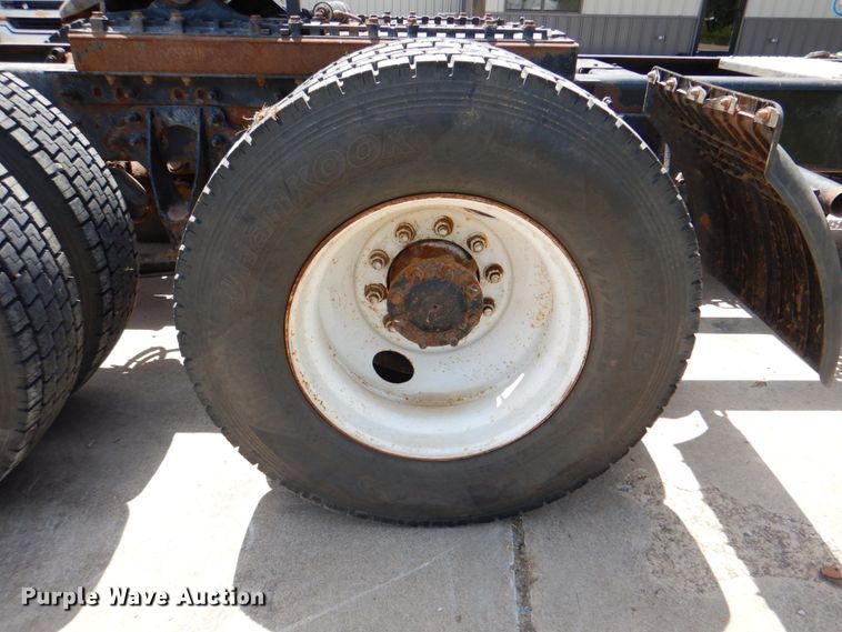 image for item DM3927 2011 International 8600  semi truck