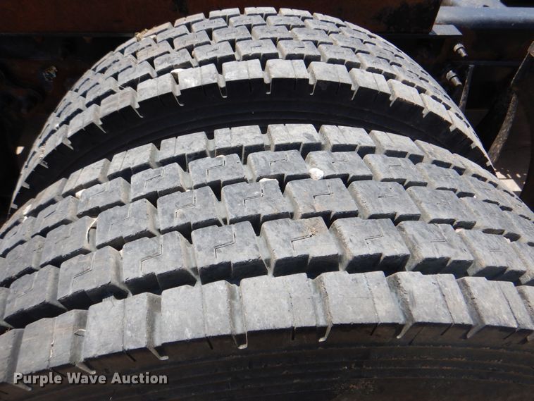 image for item DM3927 2011 International 8600  semi truck