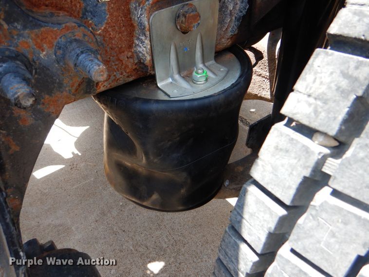 image for item DM3927 2011 International 8600  semi truck