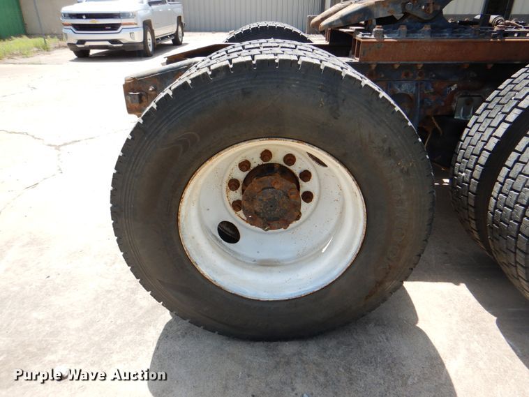 image for item DM3927 2011 International 8600  semi truck