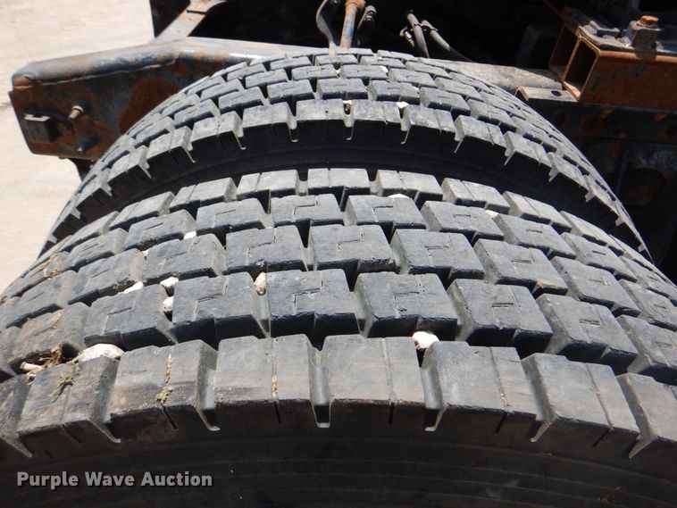 image for item DM3927 2011 International 8600  semi truck