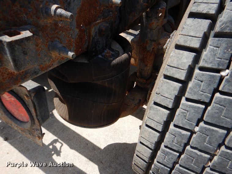 image for item DM3927 2011 International 8600  semi truck