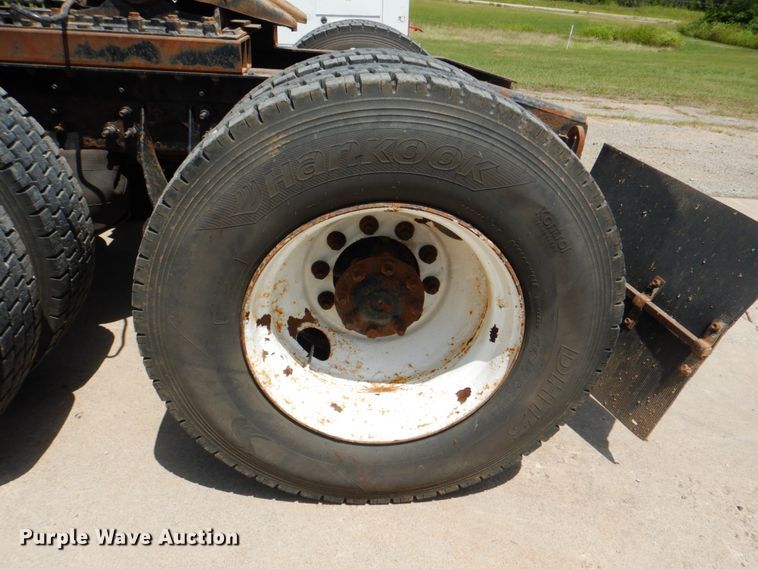 image for item DM3927 2011 International 8600  semi truck