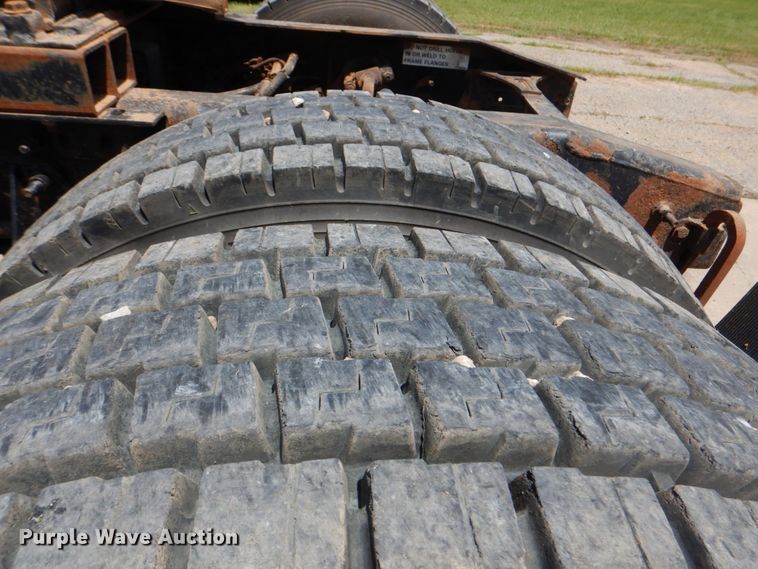 image for item DM3927 2011 International 8600  semi truck