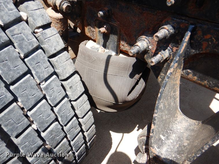 image for item DM3927 2011 International 8600  semi truck