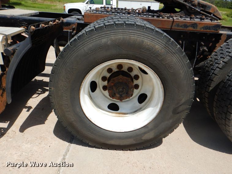 image for item DM3927 2011 International 8600  semi truck