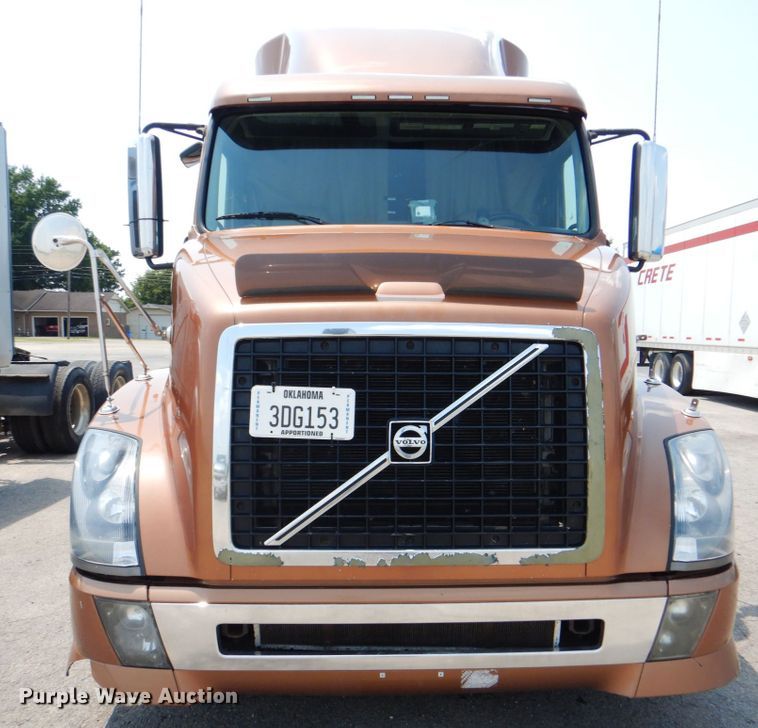 image for item DM3941 2009 Volvo VNL  semi truck