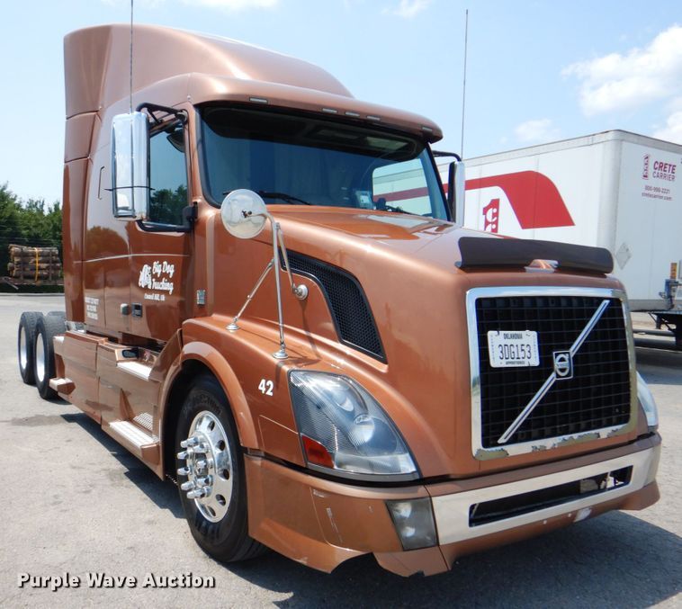 image for item DM3941 2009 Volvo VNL  semi truck