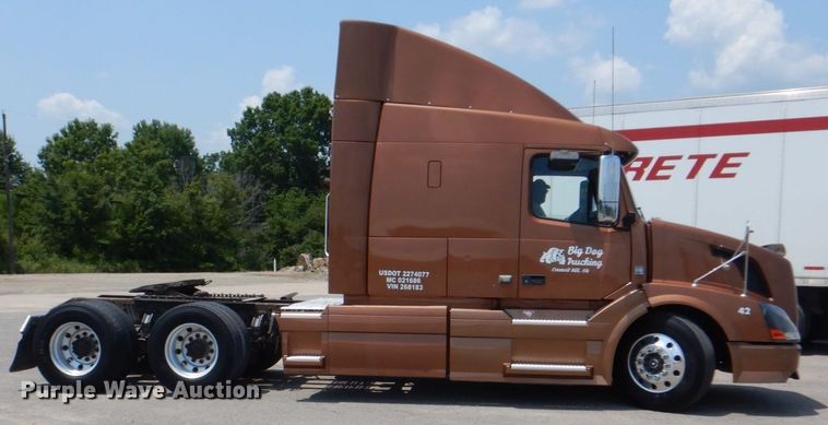 image for item DM3941 2009 Volvo VNL  semi truck