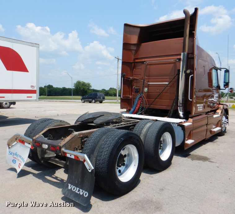 image for item DM3941 2009 Volvo VNL  semi truck