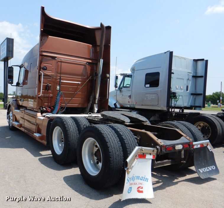 image for item DM3941 2009 Volvo VNL  semi truck