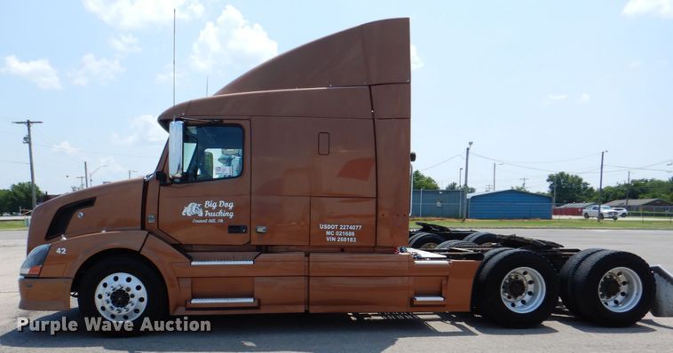 image for item DM3941 2009 Volvo VNL  semi truck