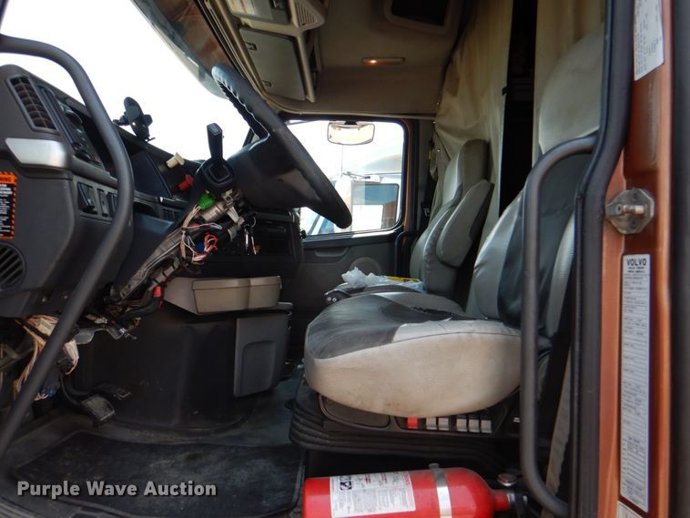 image for item DM3941 2009 Volvo VNL  semi truck