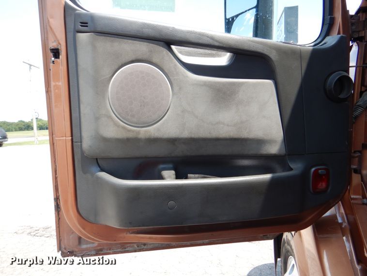 image for item DM3941 2009 Volvo VNL  semi truck