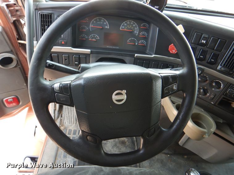 image for item DM3941 2009 Volvo VNL  semi truck