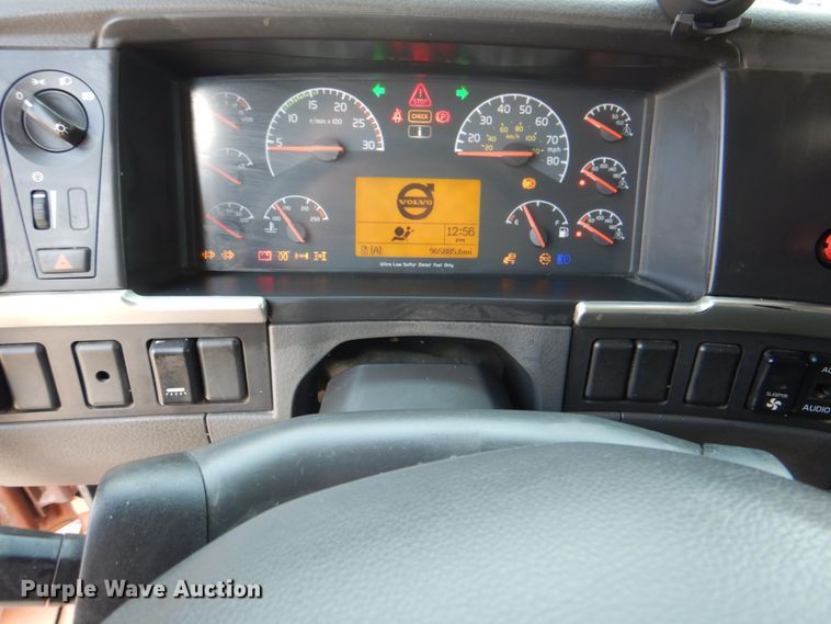 image for item DM3941 2009 Volvo VNL  semi truck