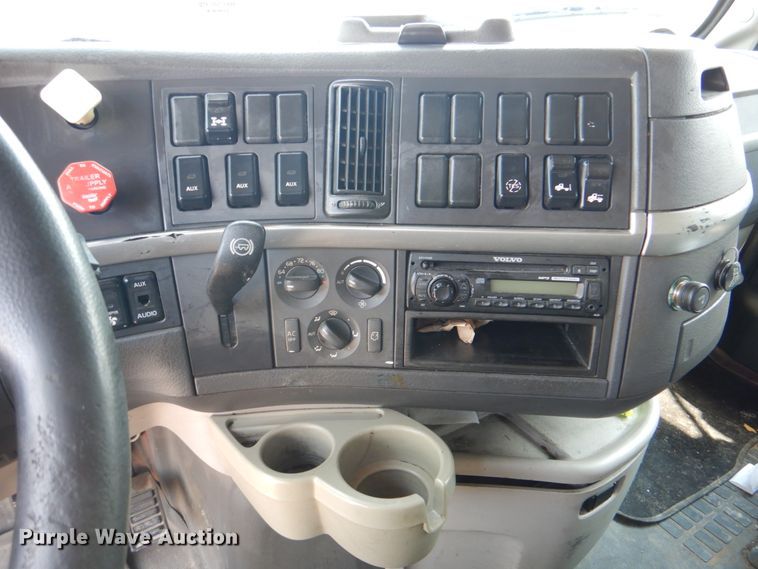 image for item DM3941 2009 Volvo VNL  semi truck