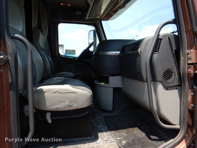 image for item DM3941 2009 Volvo VNL  semi truck