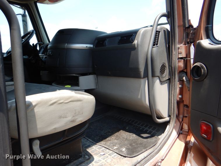 image for item DM3941 2009 Volvo VNL  semi truck