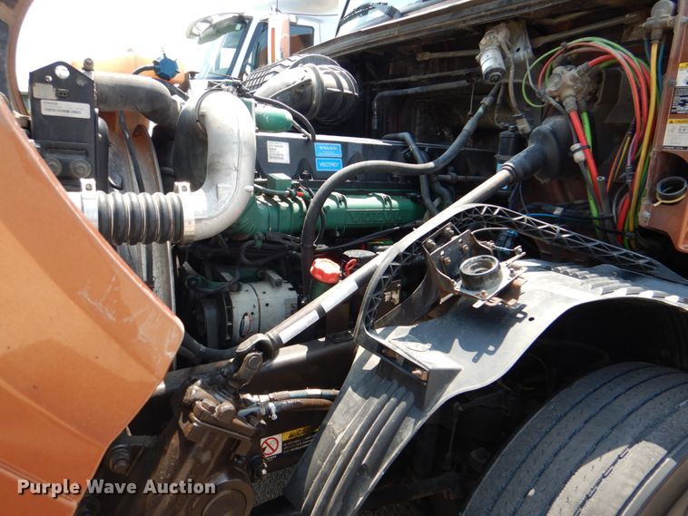 image for item DM3941 2009 Volvo VNL  semi truck