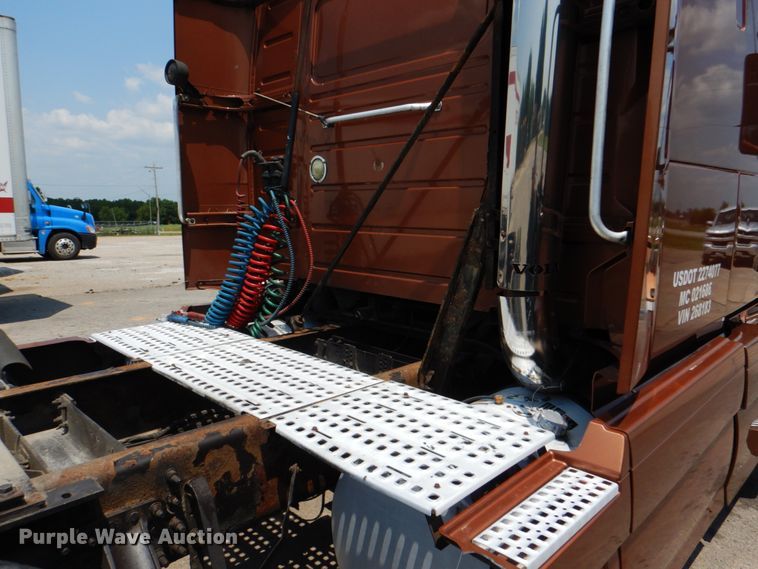 image for item DM3941 2009 Volvo VNL  semi truck