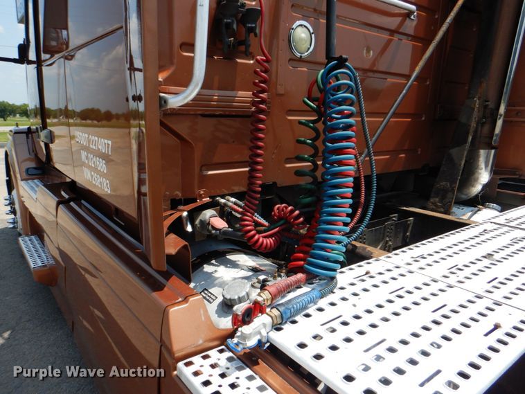 image for item DM3941 2009 Volvo VNL  semi truck