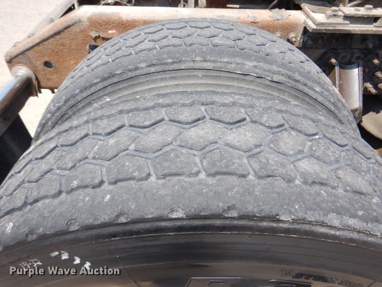 image for item DM3941 2009 Volvo VNL  semi truck