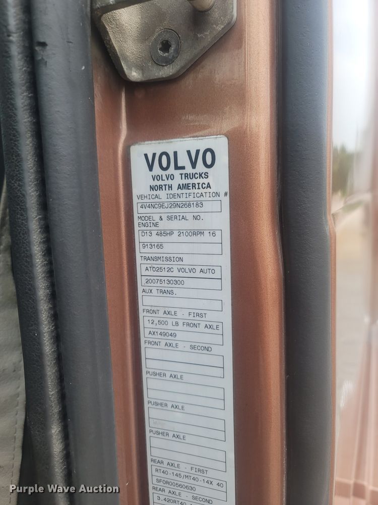 image for item DM3941 2009 Volvo VNL  semi truck