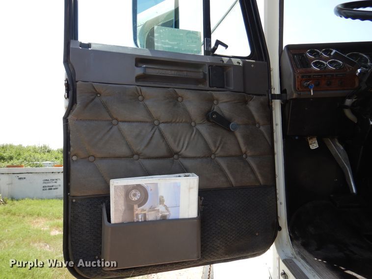 image for item DM6330 2008 Freightliner Classic 120  semi truck