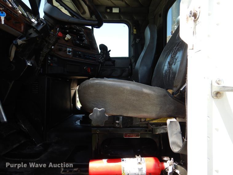 image for item DM6330 2008 Freightliner Classic 120  semi truck