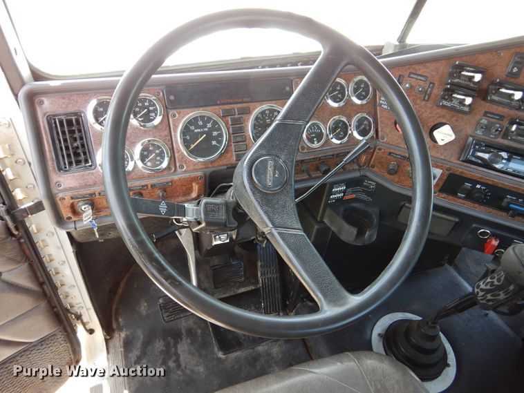 image for item DM6330 2008 Freightliner Classic 120  semi truck