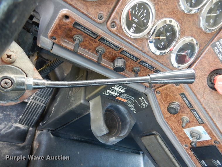 image for item DM6330 2008 Freightliner Classic 120  semi truck